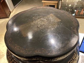 Un socle en bois peint et laqu&eacute;, Chine, 19&egrave;me